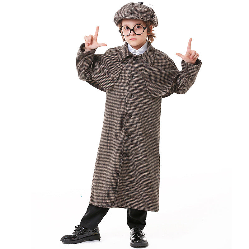 Sherlock Holmes costume worn by a family - back view