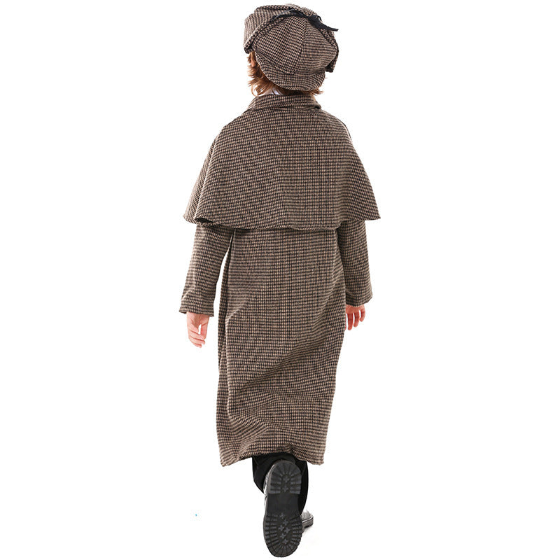Sherlock Holmes costume worn by a family - side view